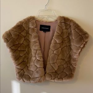Sort short sleeved fur coat